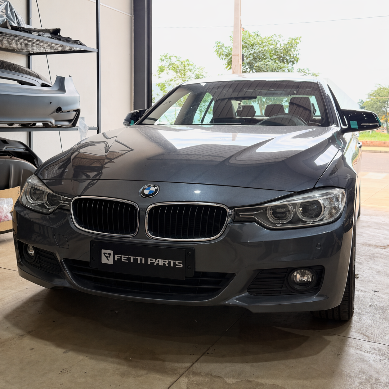 BMW em oficina com luz natural__
