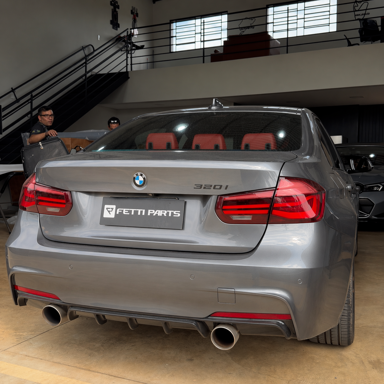 Mostruário de garagem com BMW 320i
